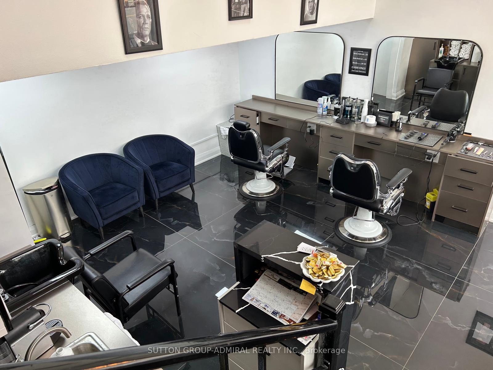 558 Eglinton Avenue W