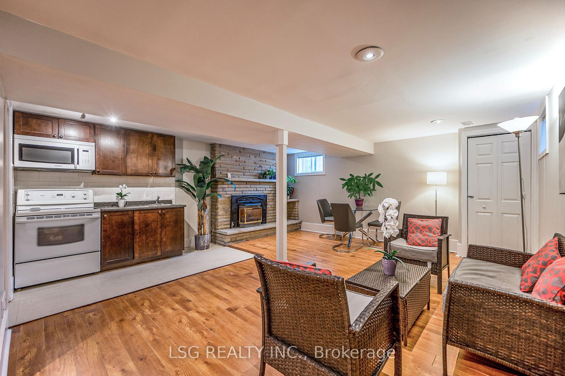 182 Lawrence Avenue W