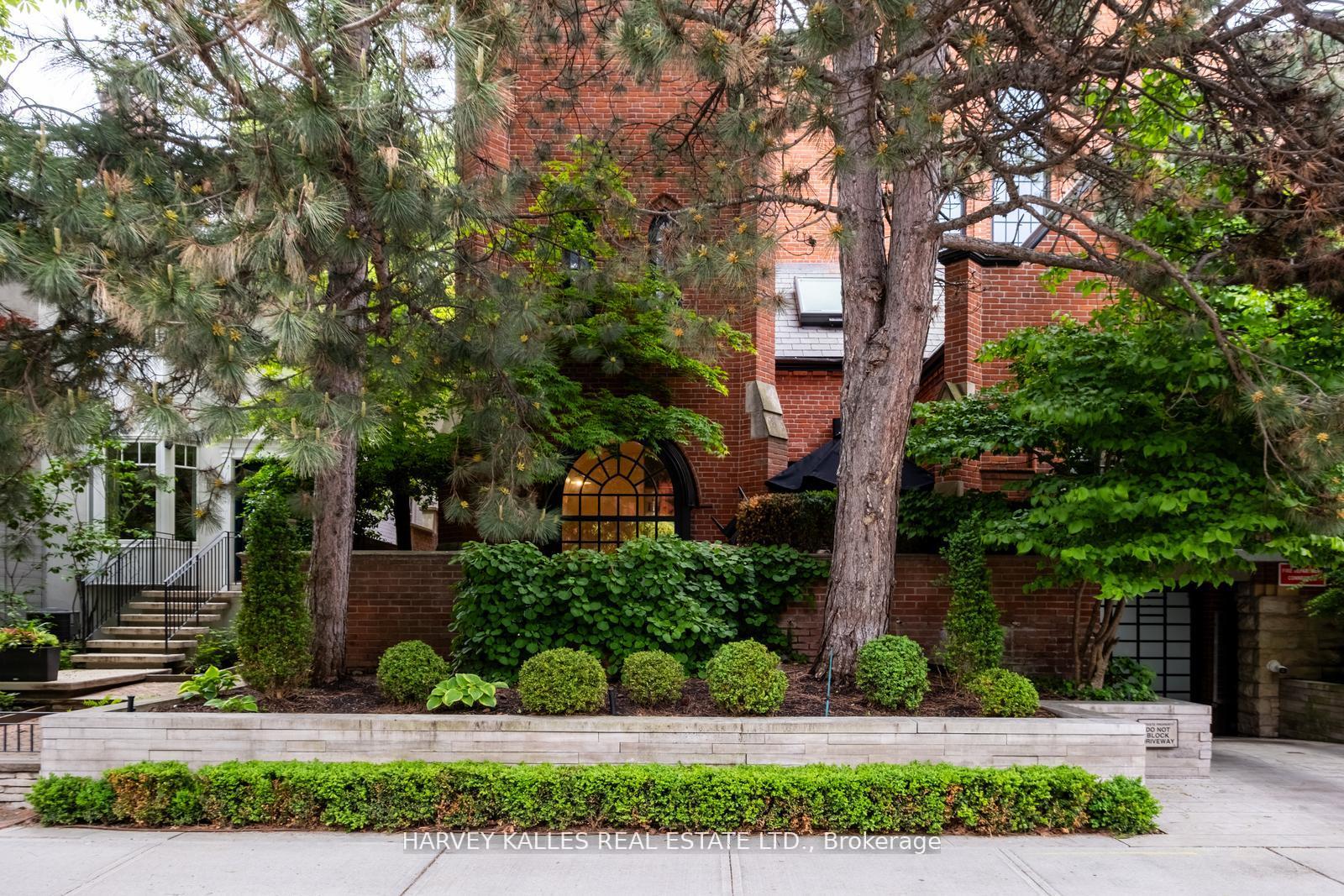 12 Macpherson Avenue