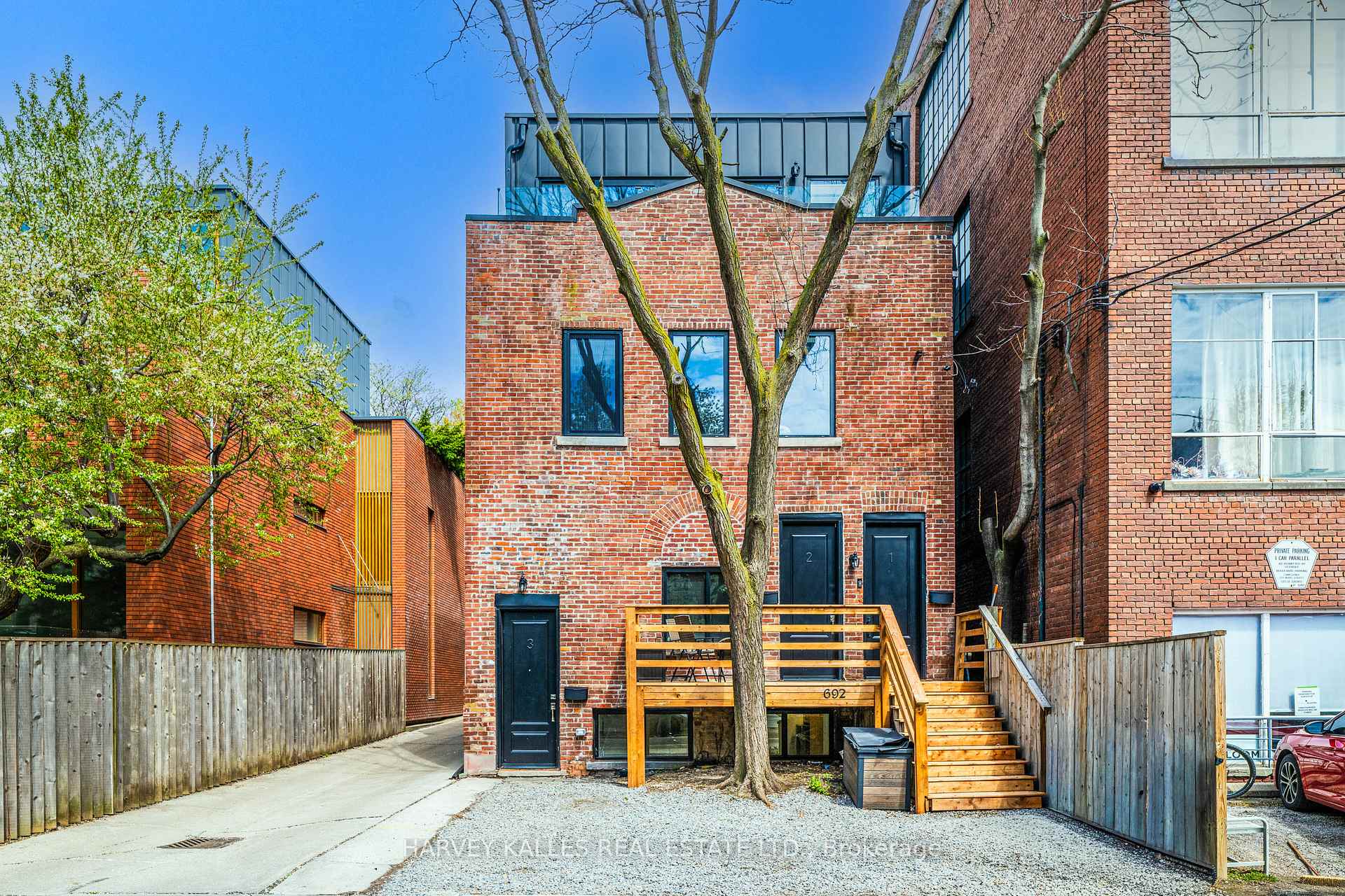 692 Richmond Street W