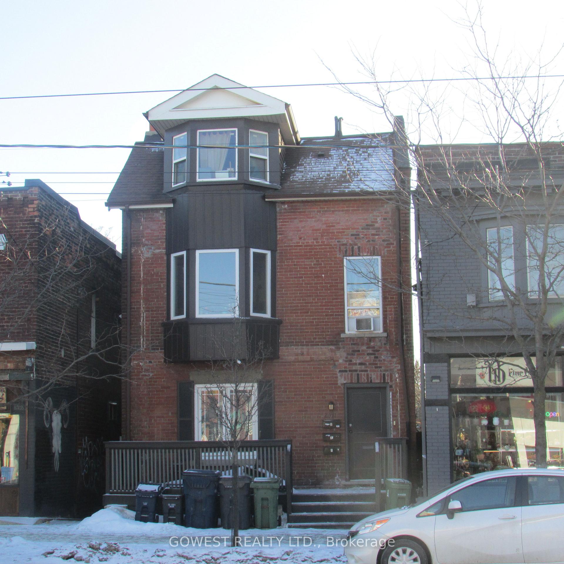 2011 Dundas Street W
