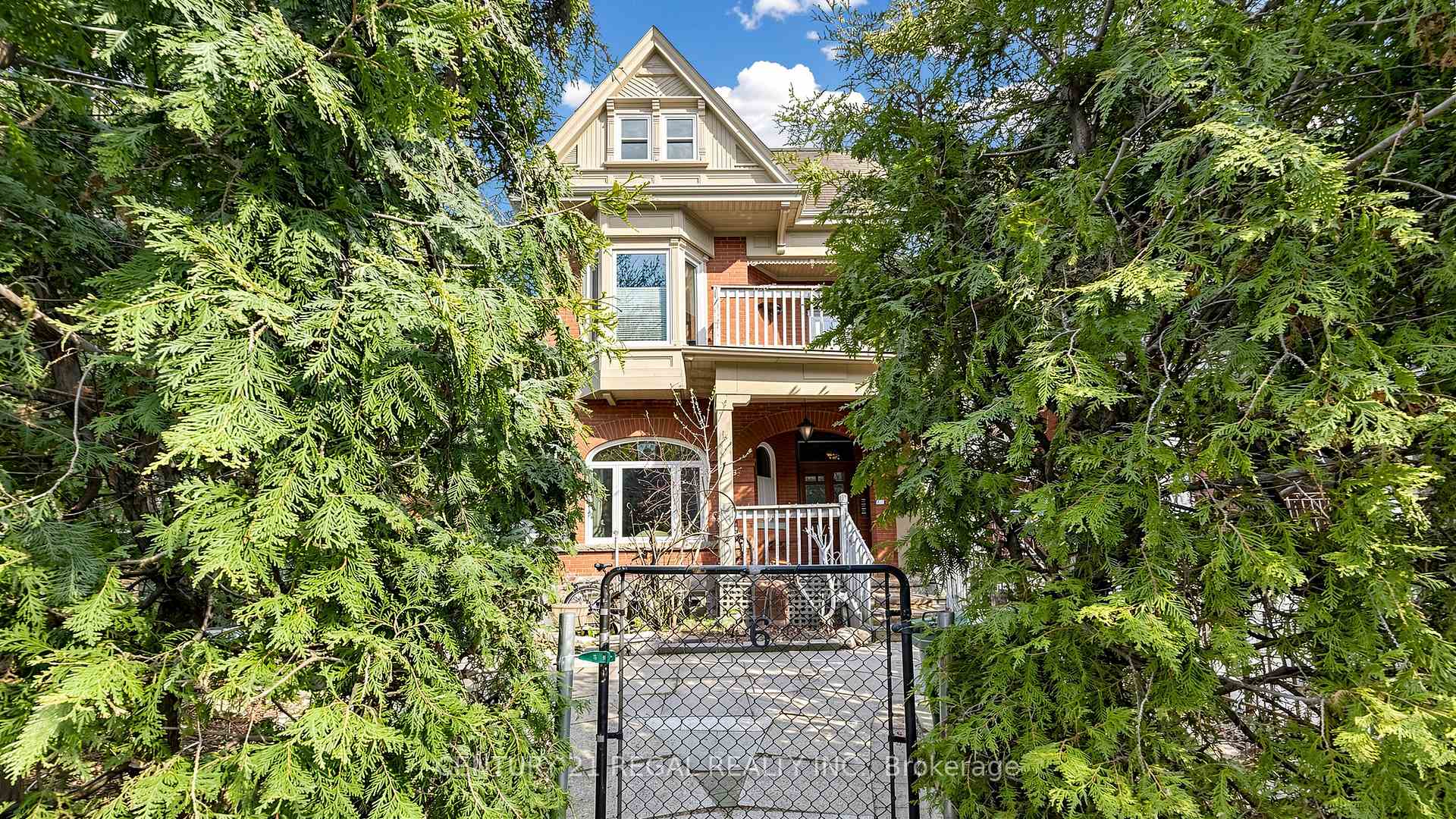 26 MACDONELL Avenue