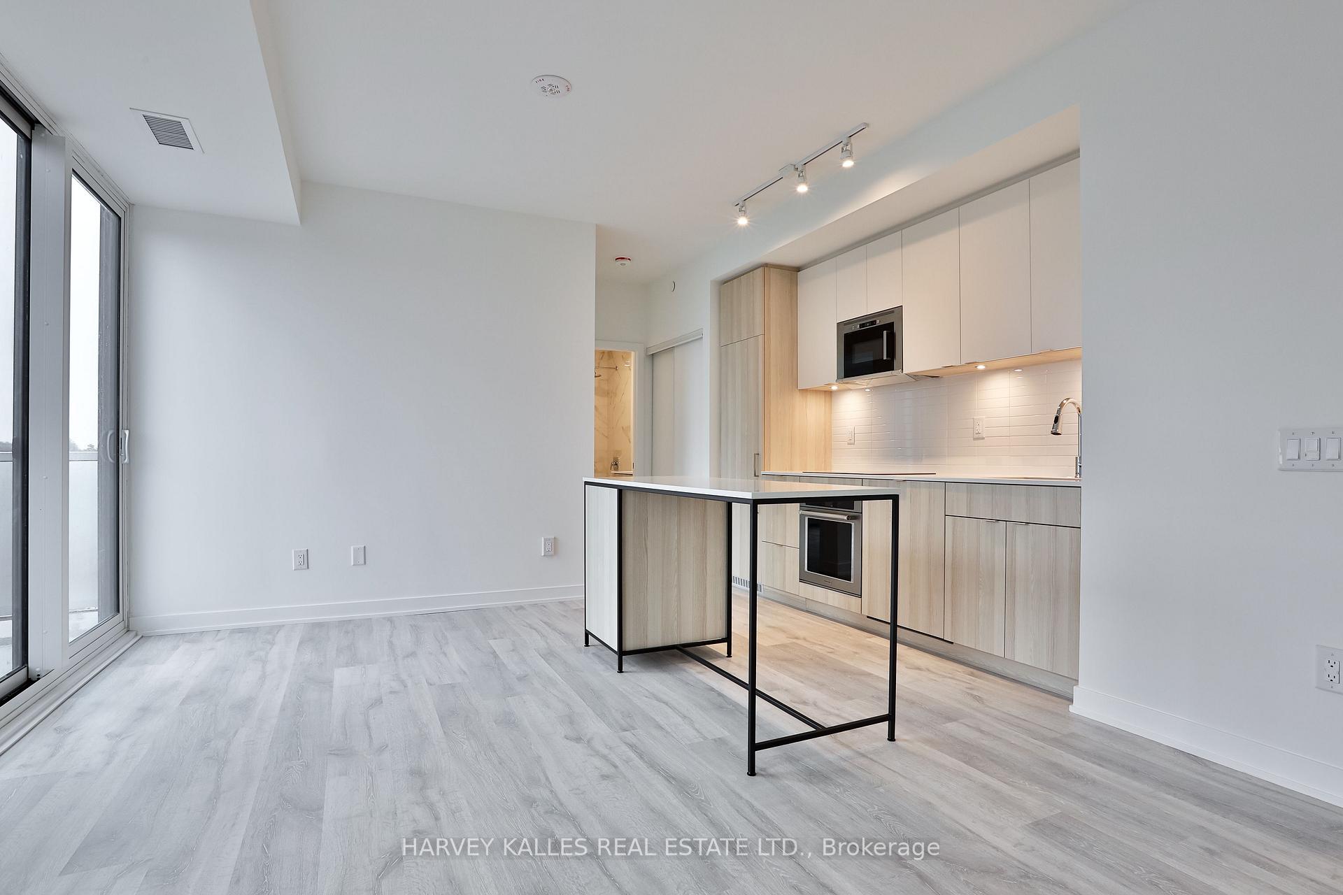 215 Lakeshore Road W